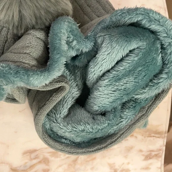 - UGG Sweather Weather Vintage Green  Fleece  pom pom hat infinity scarf set NWT - Picture 4 of 6